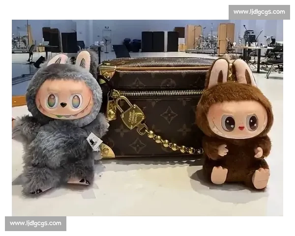 破案了！郑钦文 Labubu 挂饰真相揭晓：主动赠阿卡，反被叮嘱 “别转送”